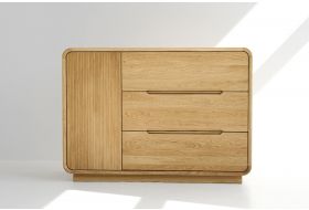 Komoda Modesta z frontem w lamele o długości 120 cm z litego drewna dębowego