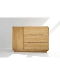 Komoda Modesta z frontem w lamele o długości 120 cm z litego drewna dębowego